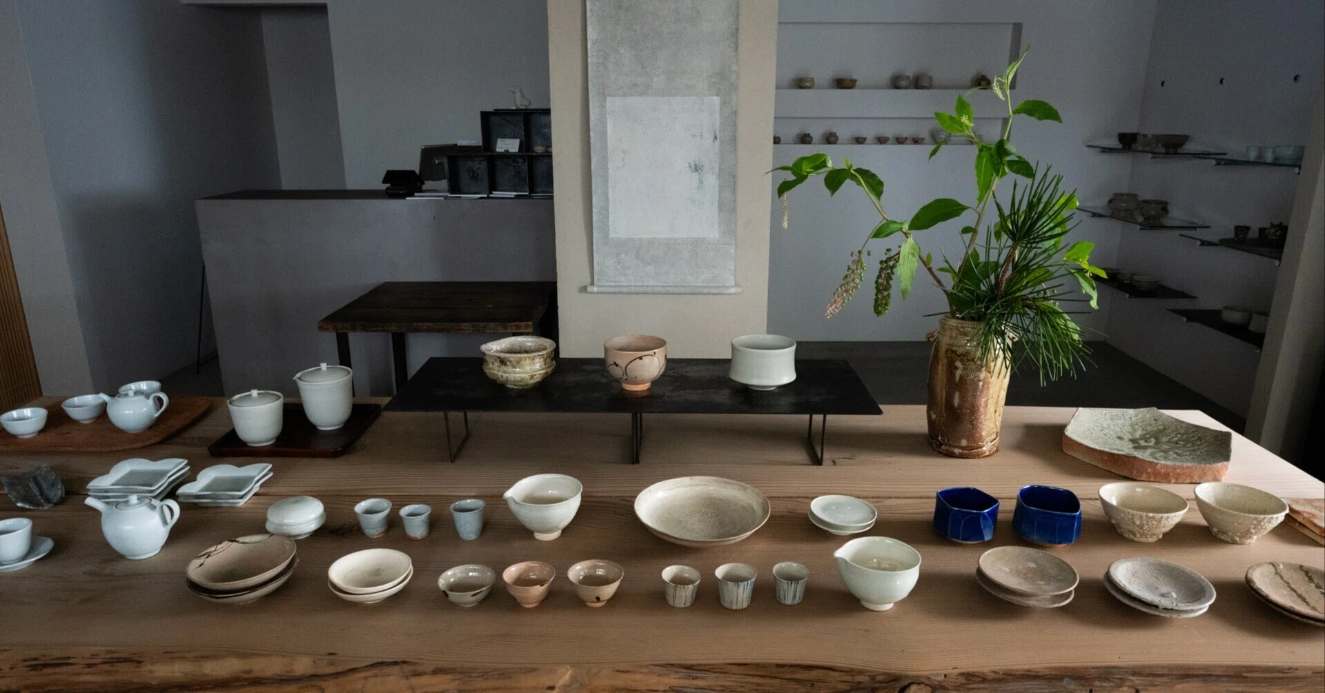 秋田菫(陶)・小島陽介(陶)・土井善男(磁) 三人展 を開催している｜百福店主