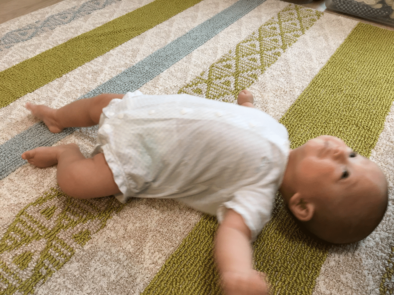 赤ちゃん ずり ばい いつ ずりばいをする時期は 練習方法や遅いとき 早いときの考え方