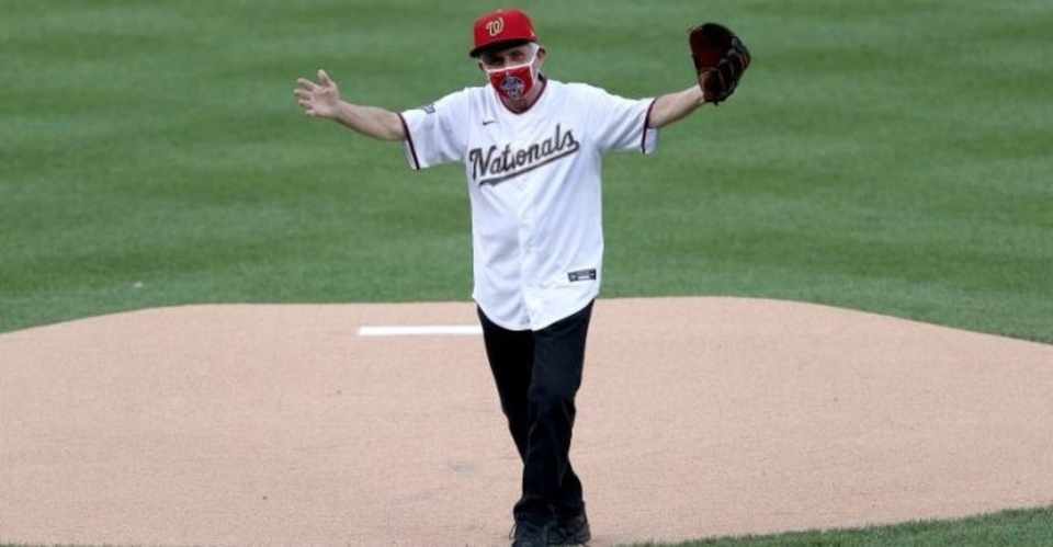これぞアメリカ コロナまみれの中mlbが無観客で開幕 コロナ陣頭指揮のファウチ博士がコロナ収束も始球式もノーコントロール Usa アメリカからこんにちは Note
