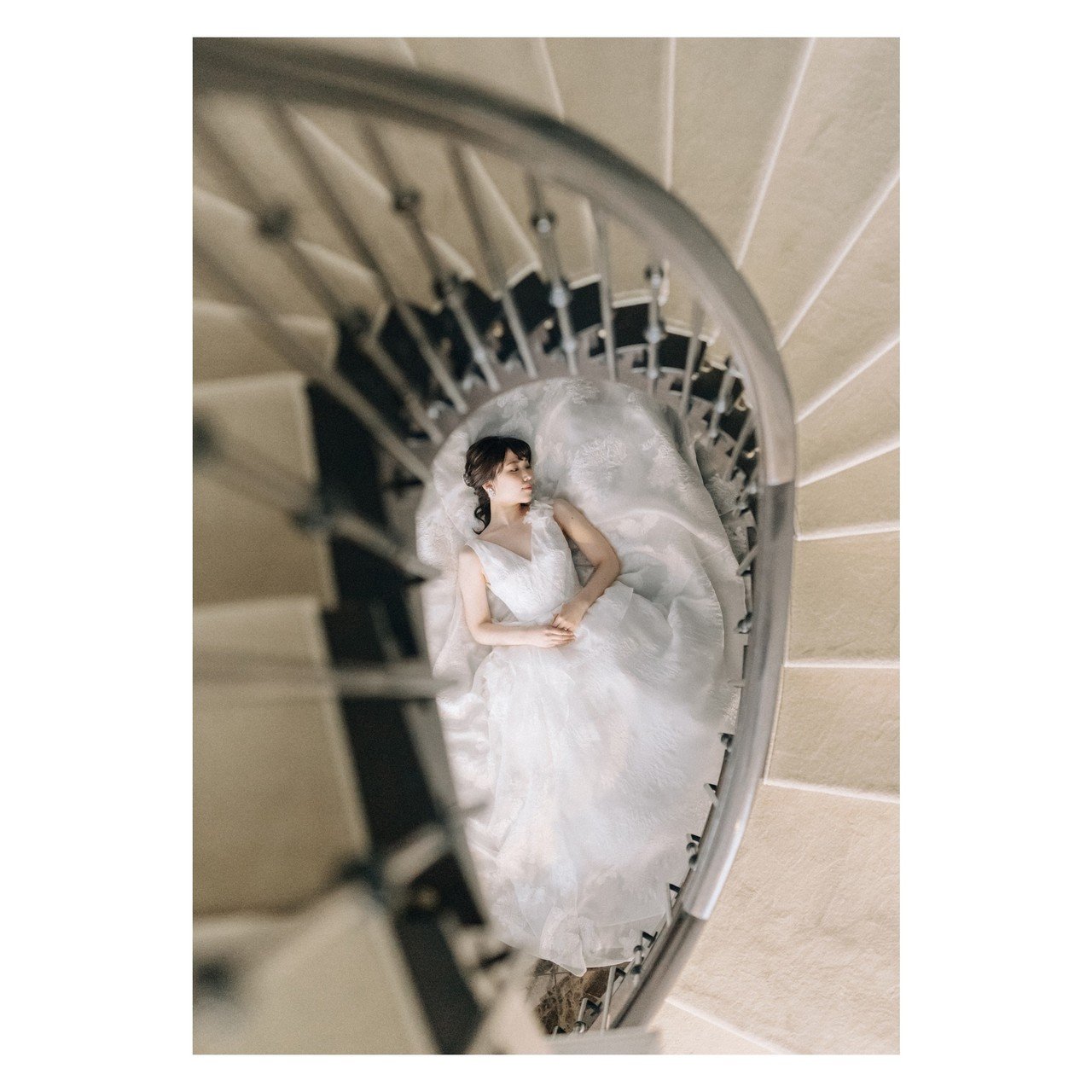 身長とか 横顔のラインとか ドレスの形状とかとか この構図にハマる新婦さんだったんで上から撮らせてもらったよ いきなり 床に寝てくれ と言われた彼女 がどんな気分だったかは想像もつかないよ マスダヒロシ Note