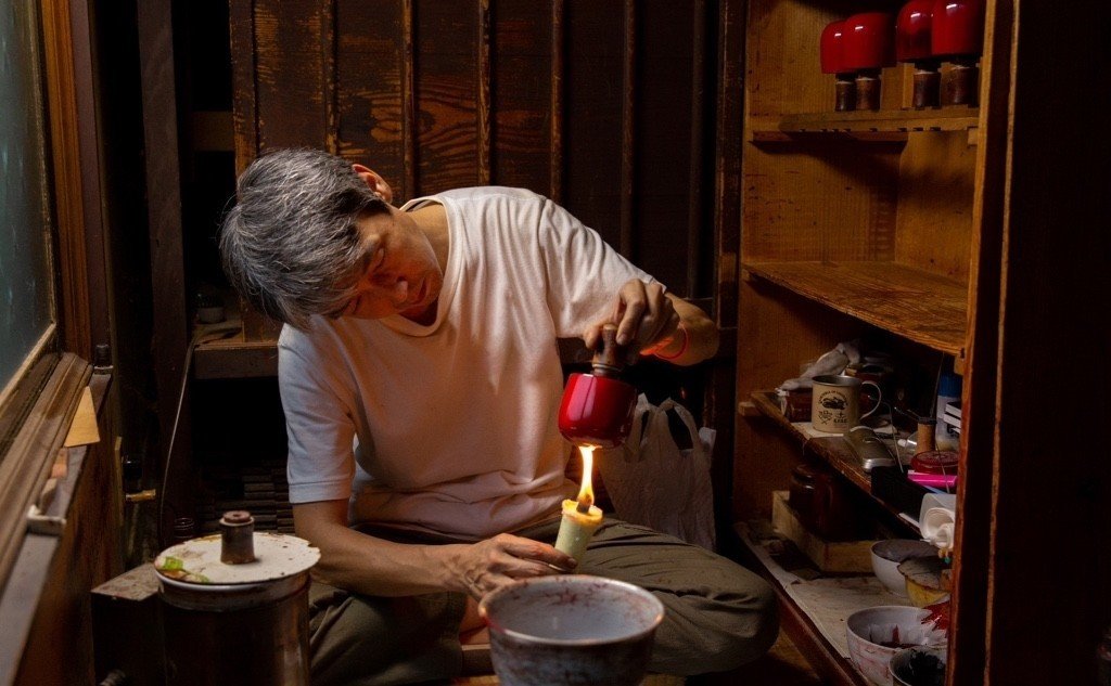 山中漆器の叢雲塗が持つ炎の揺らめく表情を活かした、お酒を 山中漆器の叢雲塗が持つ炎の揺らめく表情を活かした、お酒を
