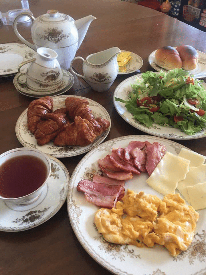 棚にしまったままの食器もたまには使って、気分を変えるのもよいですね。この食器は名陶のもので、こうなってみるともうアンティークですね。