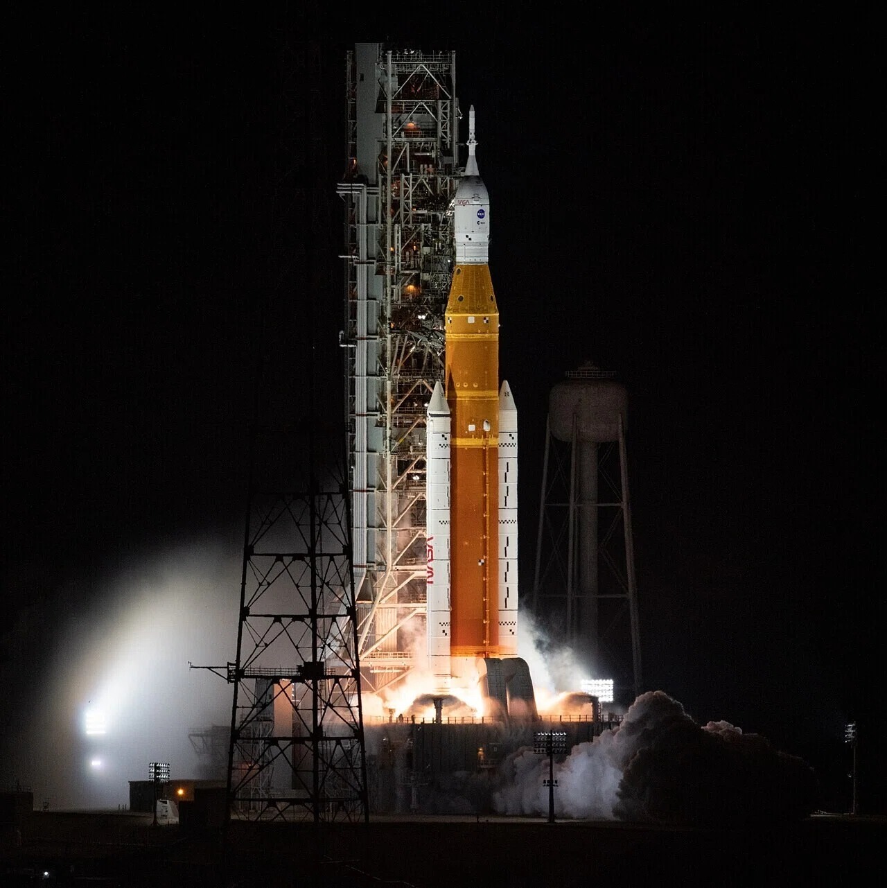 夜間に打ち上げられるSLSロケットとオライオン宇宙船の様子。延期の懸念を乗り越えた打ち上げの実現を伝える一場面である。