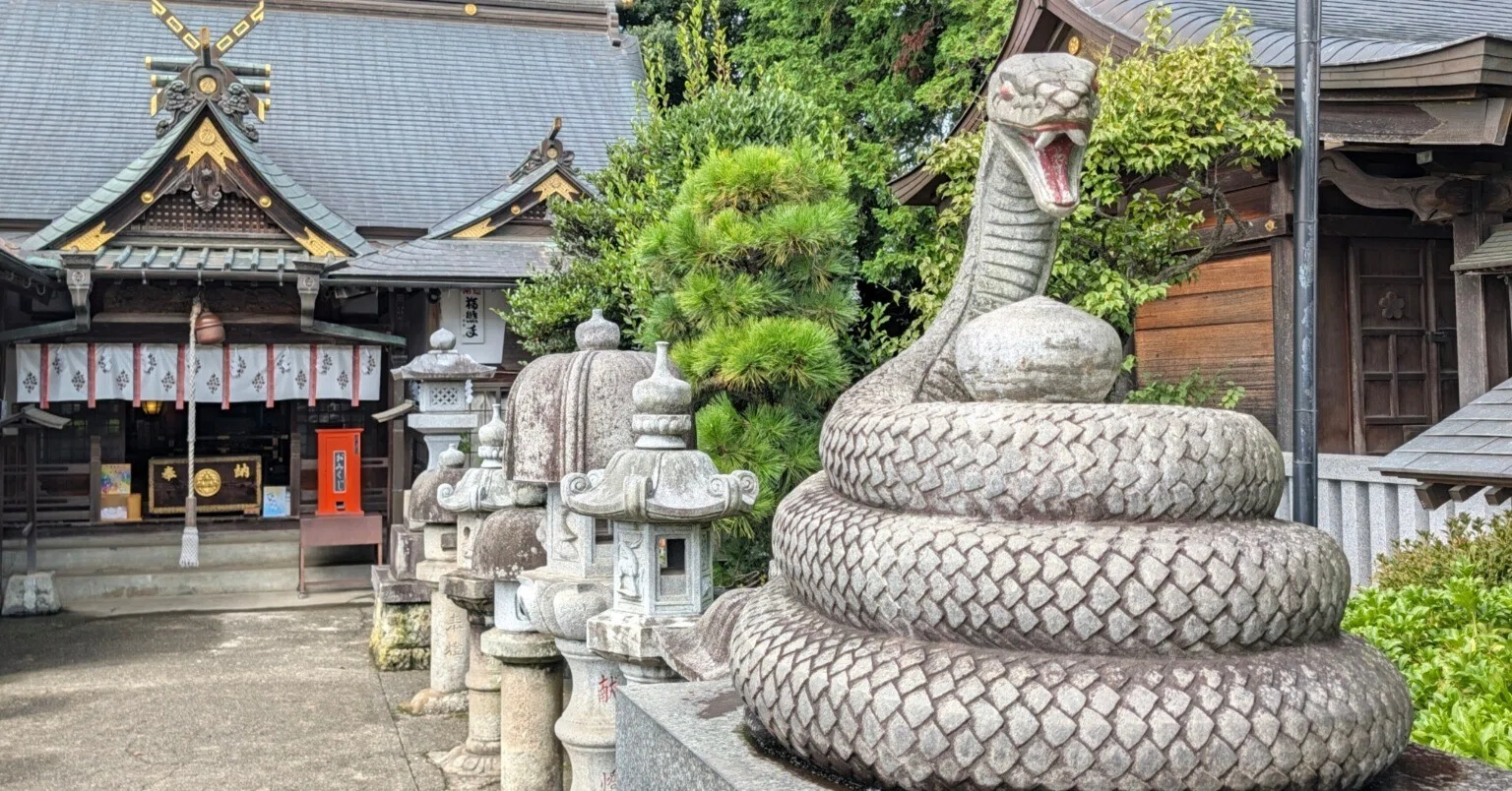 栃木・真岡市】白蛇と水の神域へ。白蛇辨財天で銭洗い｜タカノツメ