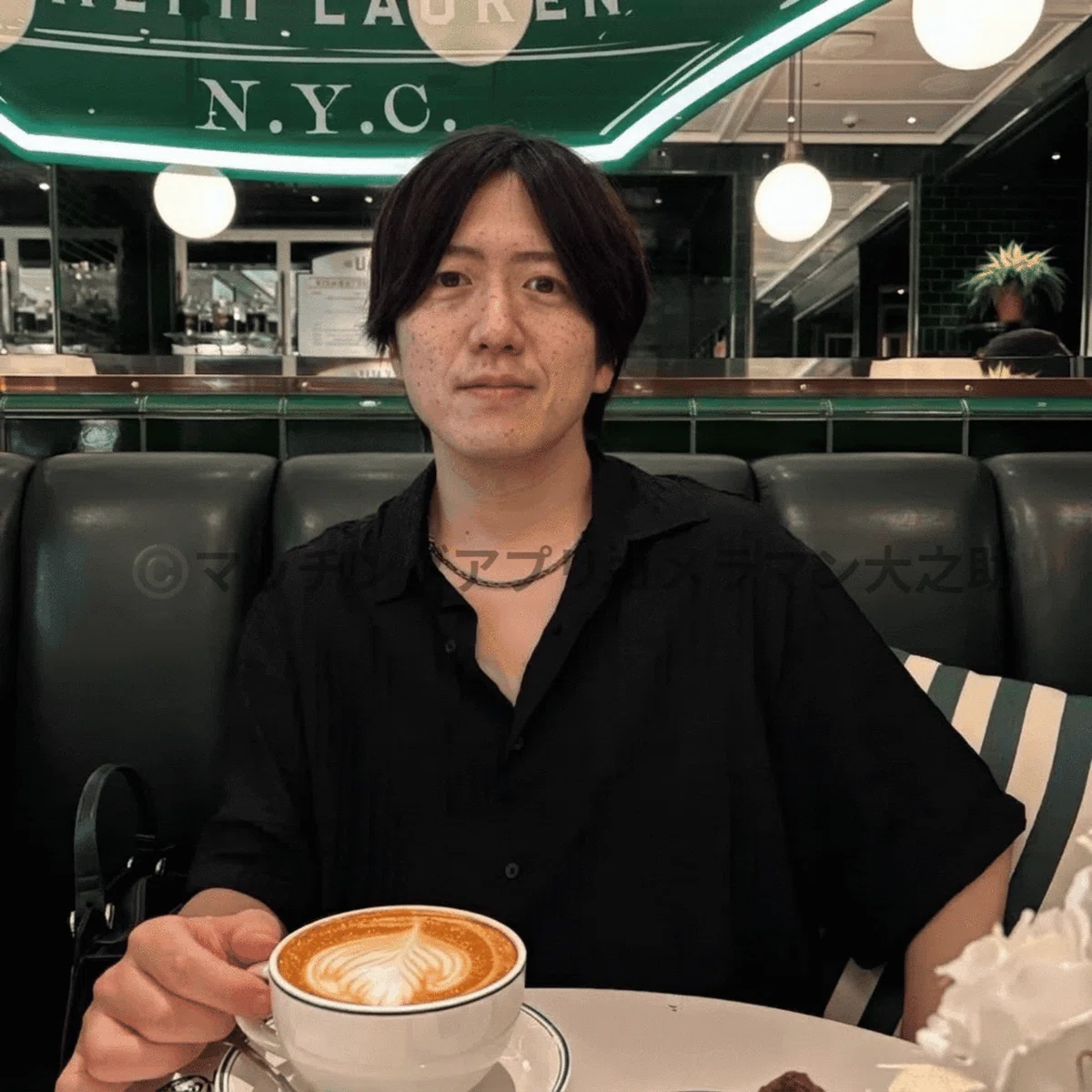 マッチングアプリの男性のプロフ写真の肌を加工前と加工後で比較したGIF