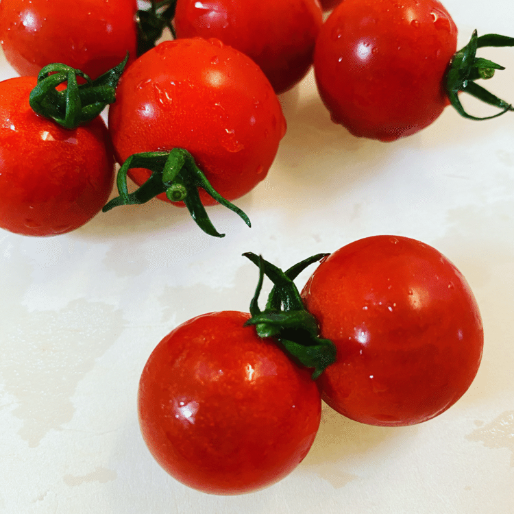 双子ちゃん発見🍅 
今日も頑張ります❣️

お知らせ
当店ではプレミアム飲食券のご利用はできません🙇🏻

#洋食 #洋食屋 #洋食屋さん #洋食ランチ #洋食ごはん #洋食店 #洋食弁当  #洋食レストラン #昔ながらの洋食屋さん #街の洋食屋さん #洋食料理 #町の洋食屋さん #オムライス #ナポリタン#ハンバーグ#ビーフシチュー#牛すじ煮込み#弁当#テイクアウト#真空パック#通販#ごちそう#おとりよせ
