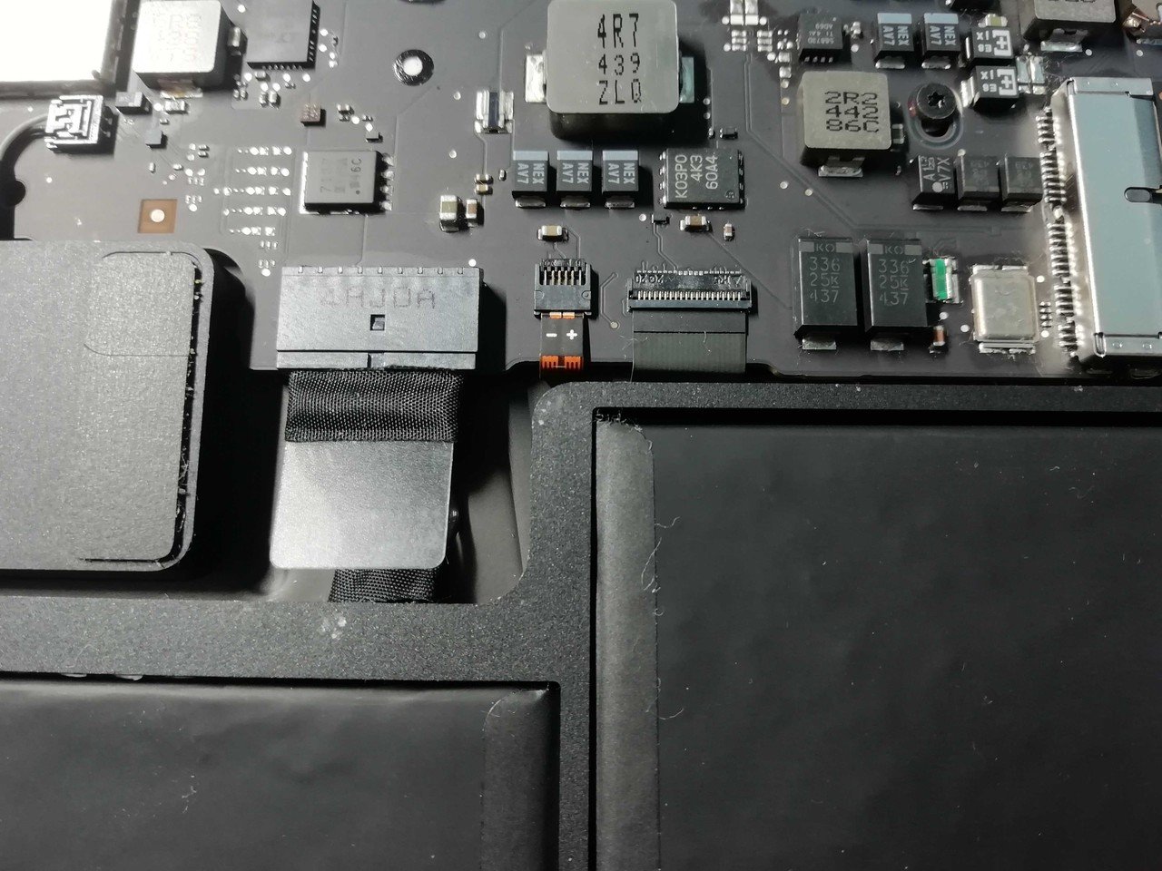 MacBook Air のバッテリー交換をしてみたよ (2014年モデル)｜sakaimo