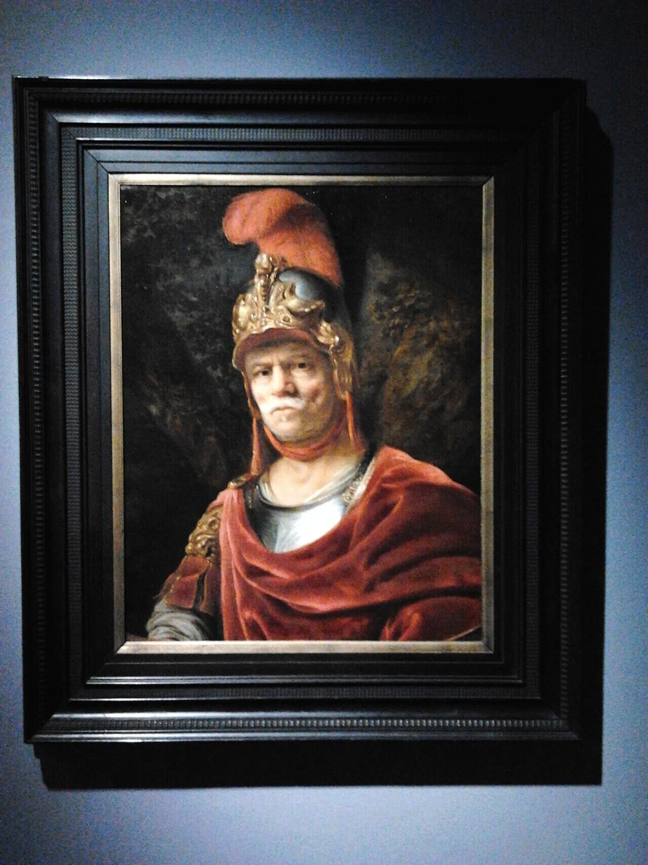金色の兜をかぶった男性の肖像画が額装され、壁にかけられている。古典絵画の一作一作に、原画と模写を見比べる眼が試される。