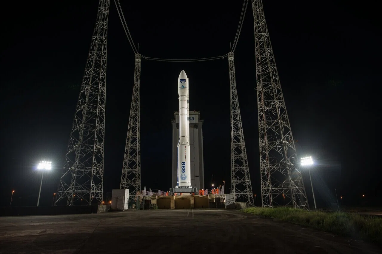 夜の発射台に灯光に照らされて立つ欧州のロケット。商業打ち上げの現場を思わせる一枚で、軌道に届くための技術的な壁が次に語られる。