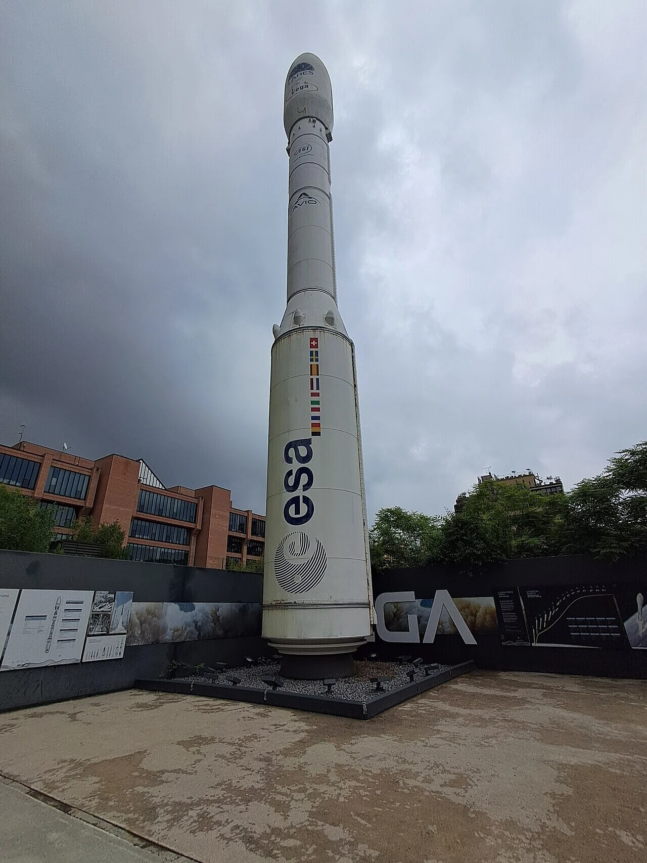 広場に展示されたESAのロゴが入った白いロケットの実物大模型。欧州のロケットが身近な存在であることを示す一枚で、宇宙利用をめぐる今後の話題への導入となる。