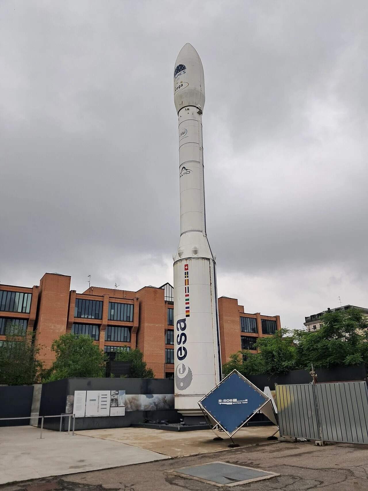 ミラノの科学技術博物館に屋外展示された、実物大の欧州ロケットの模型。雲の下の煉瓦建屋前に立つ姿から、欧州におけるロケットの存在感が読み取れる。