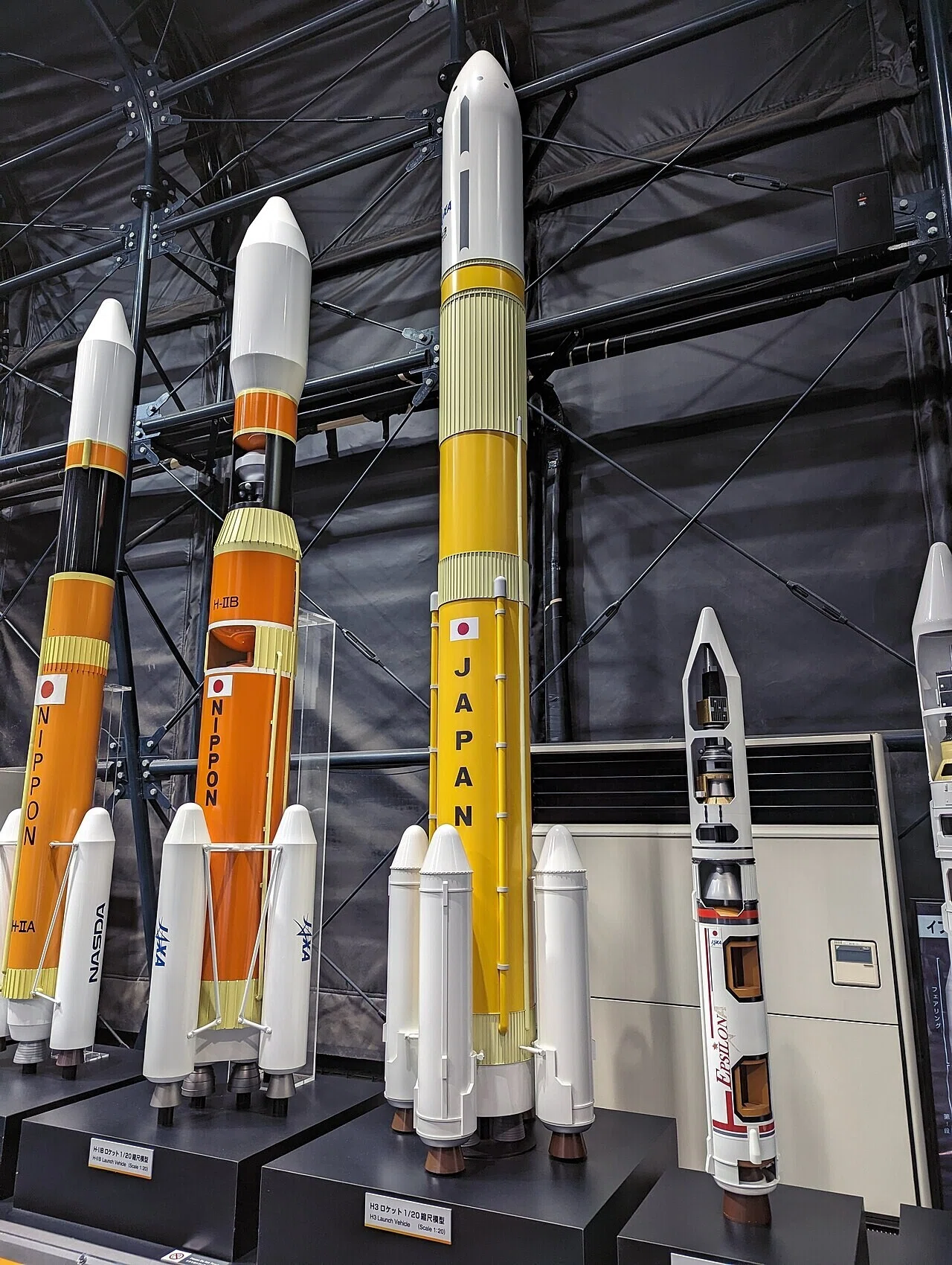 つくば宇宙センターに展示されたH3、H-IIB、イプシロンなど日本のロケットの縮尺模型。H3の信頼性をめぐる議論は、次の台座の技術的仕組みへとつながる。