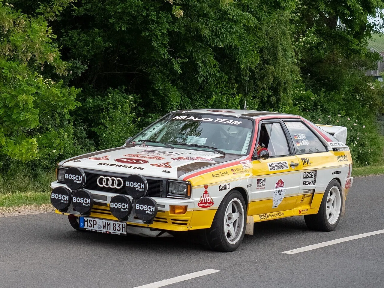黄色いアウディA2がラリーを走る姿。車名は同じでも、これはモータースポーツ仕様のガソリン車であり、記事の小型EVとは別物だ。