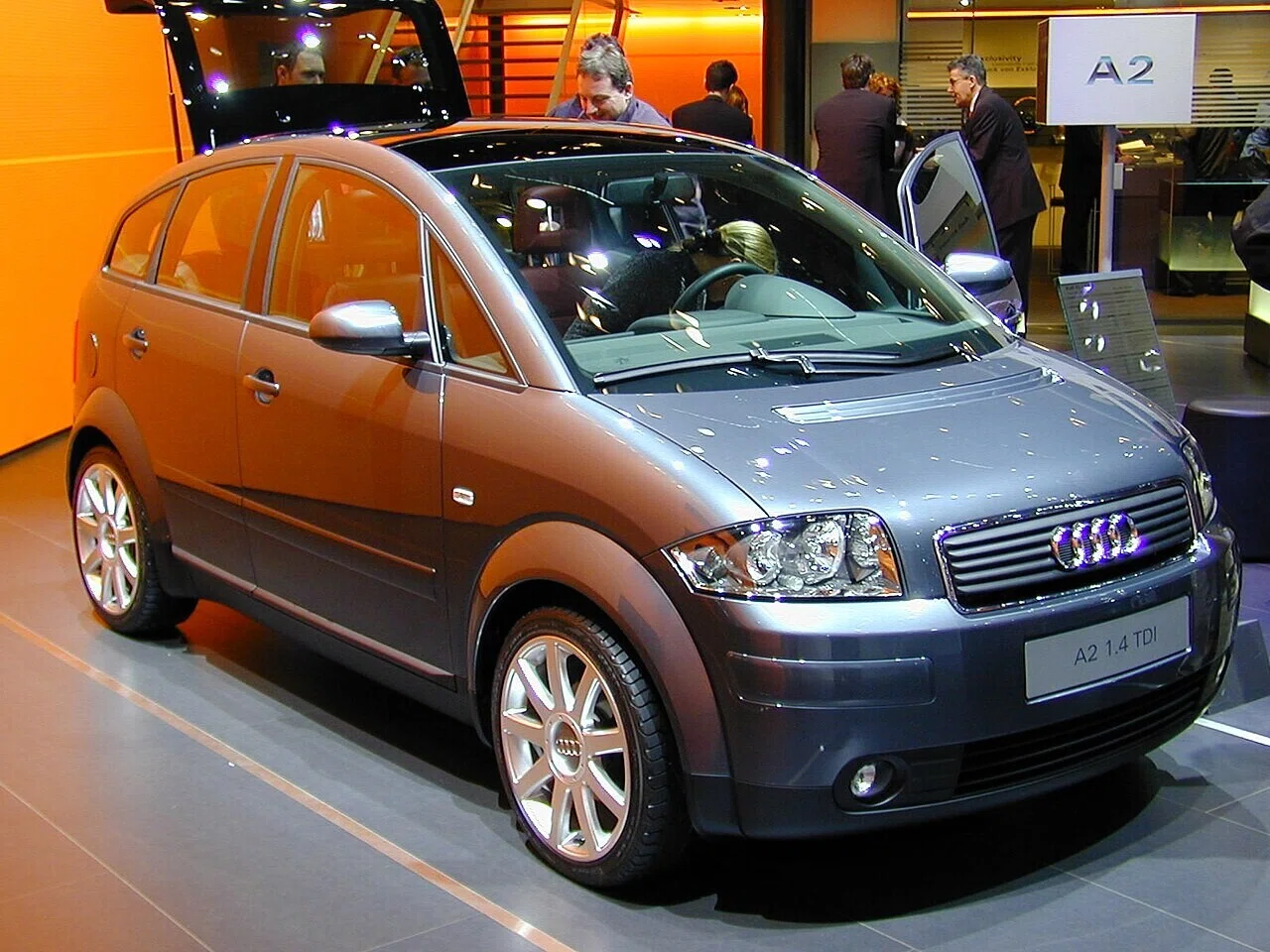 2004年のジュネーブショーに展示された初代アウディA2。約20年前、この小型車の車名がいまEVとして復活した。