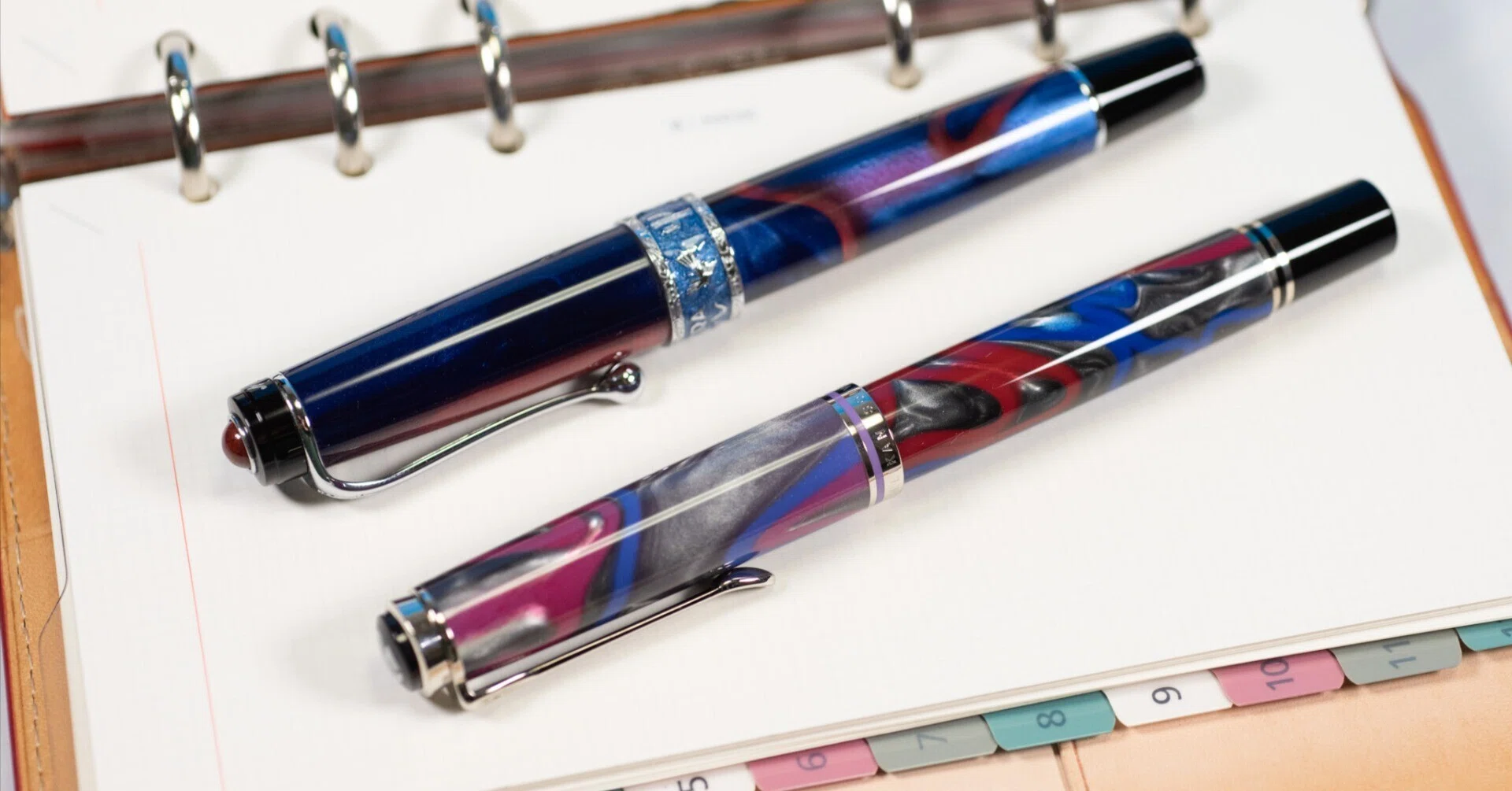 Pelikan ペリカン M620 ピカデリーサーカス 万年筆 赤と青と黒が混ざり合う2本の万年筆、ピカデリーサーカスとアメリカ