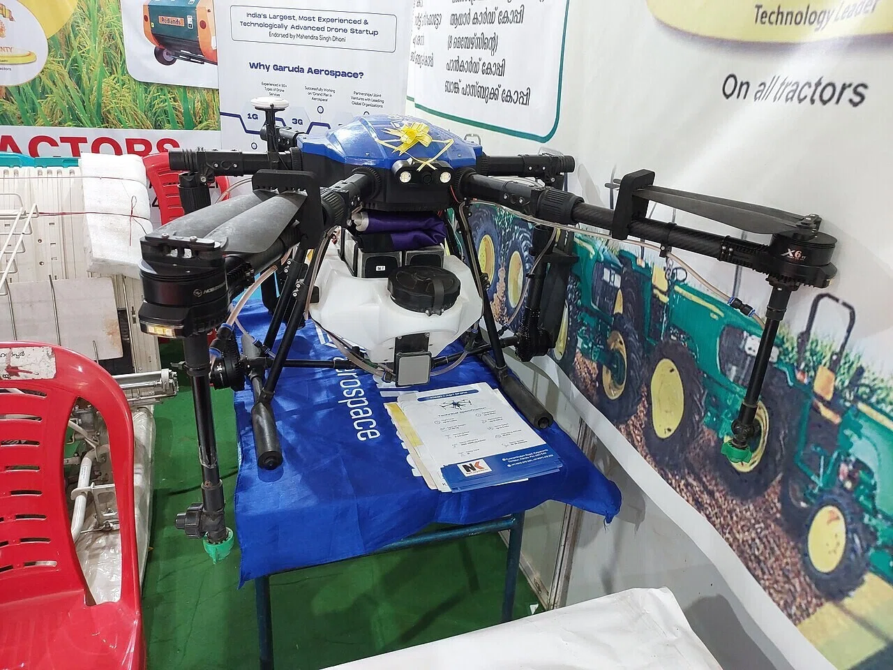 展示ブースに並べられた大型の農業用ドローン。機体選びでは補修体制の確かさが性能と同じ重みを持つ。