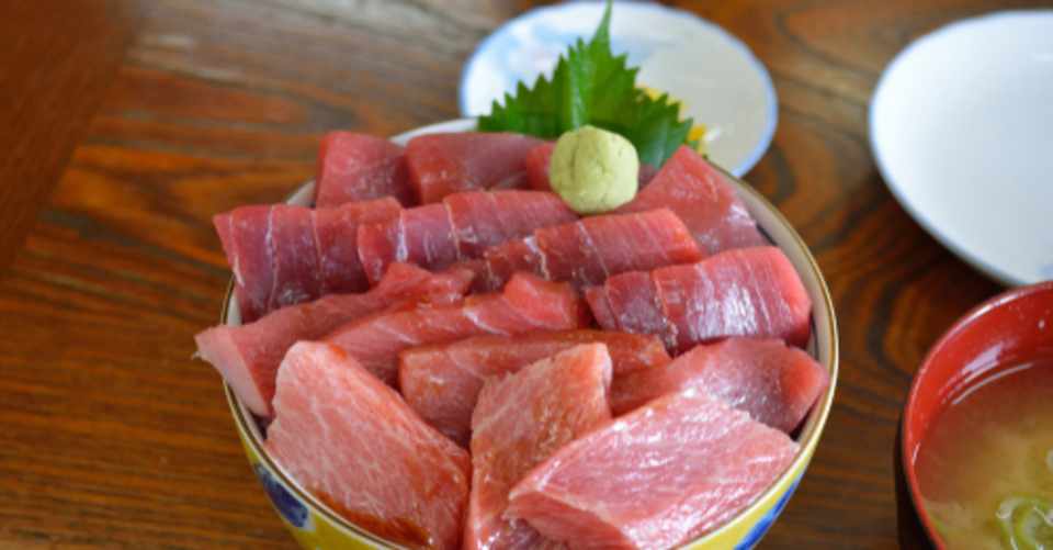 近大マグロ 養殖されたマグロは 餌がコントロールされていますから 海で獲れたものよりも美味しいようです そのマグロが近畿大学の 学生食堂で食べることが出来ます マグロ丼です 皇帝 ペンギン Note