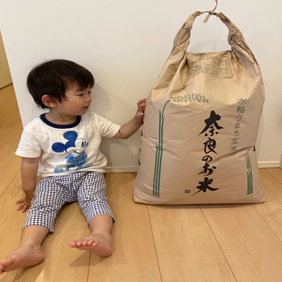活動レポート＞ 子どもを持つ社員の家庭へ、収穫米30kgを送付しました 