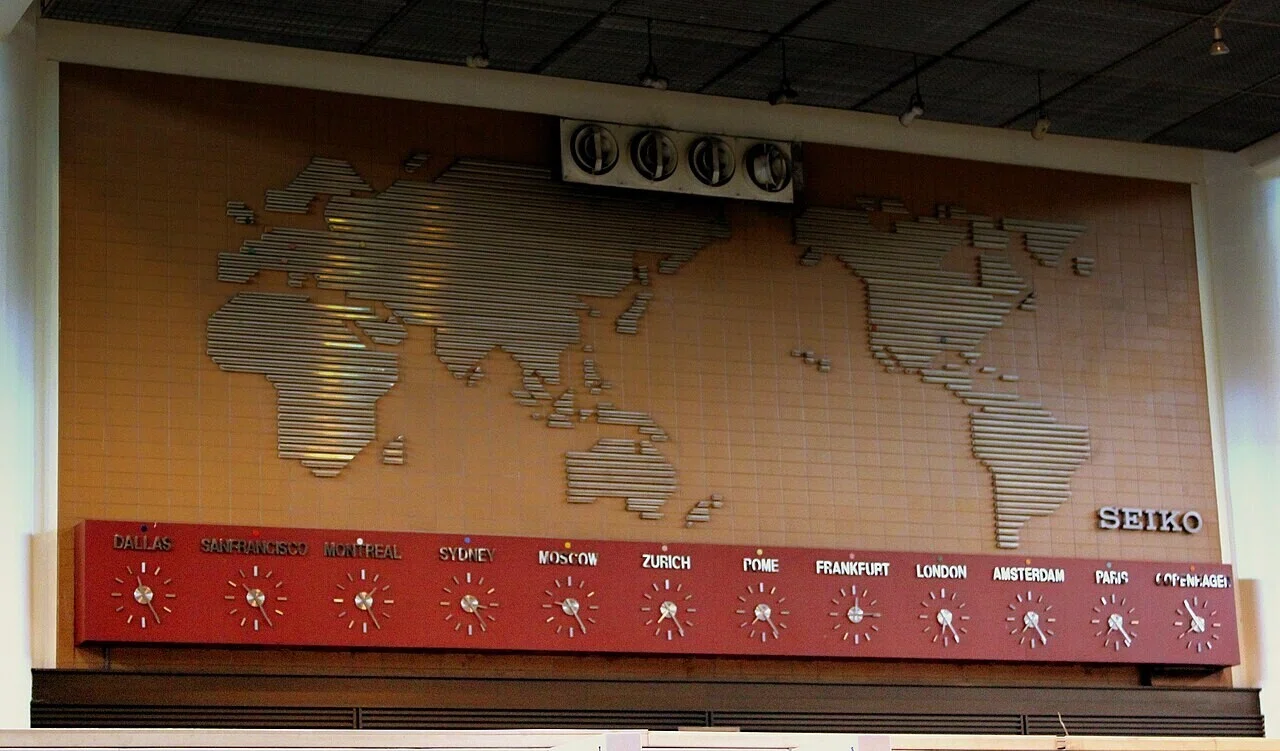 WORLD MAP AND TIME ZONE CLOCKS AT DON MUENG AIRPORT BANGKOK THAILAND JAN 2013 (8511892193)