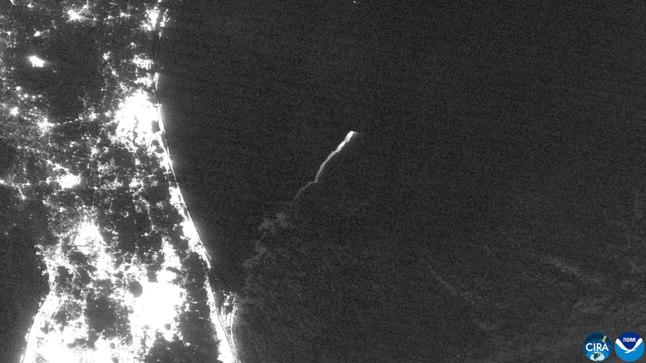 夜の米東海岸を捉えた衛星画像。沿岸の明るい線は打ち上げられたロケットの排気プルームの光跡です。