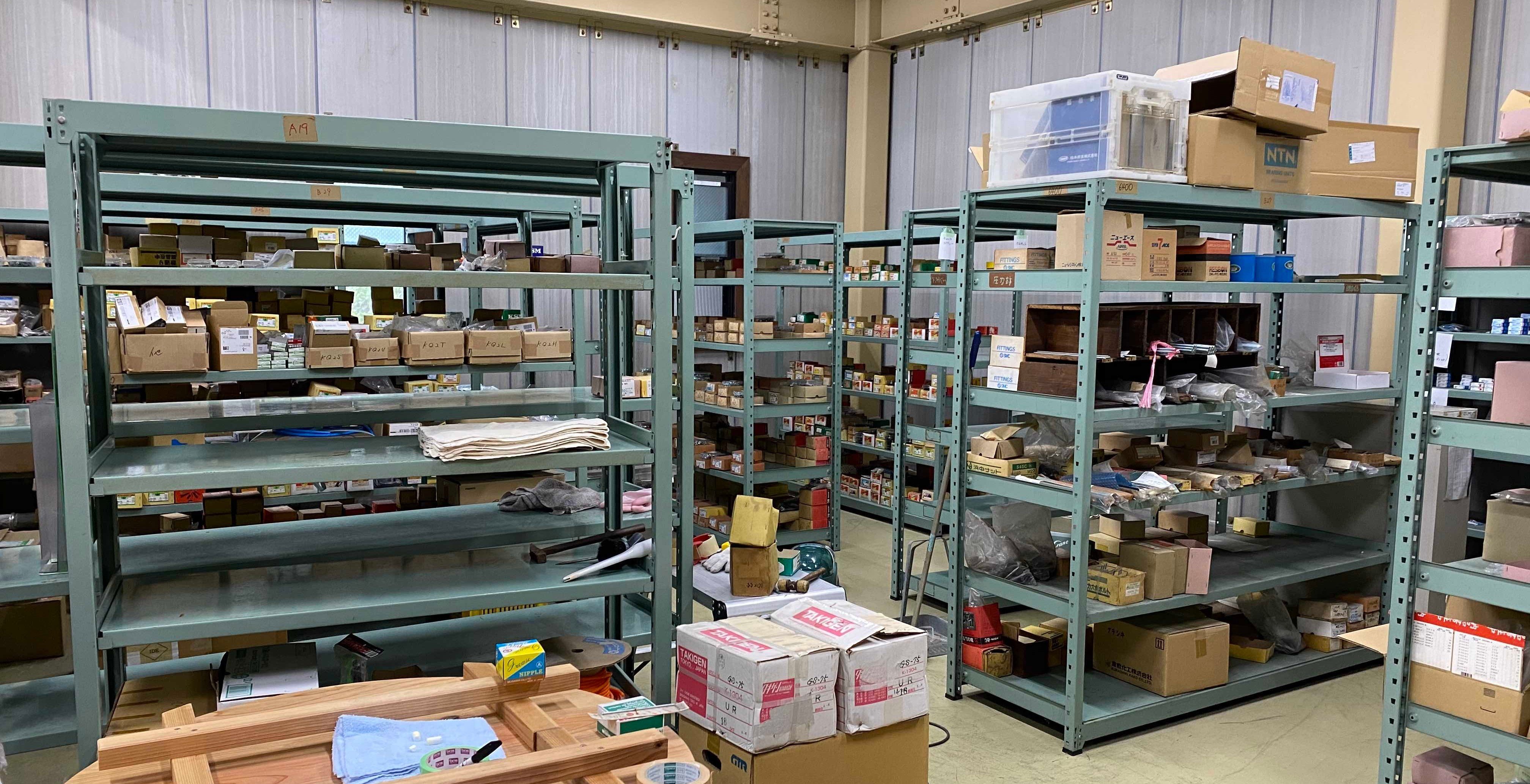 けんのすけ 倉庫整理中 会社の倉庫整理｜いでのりこ