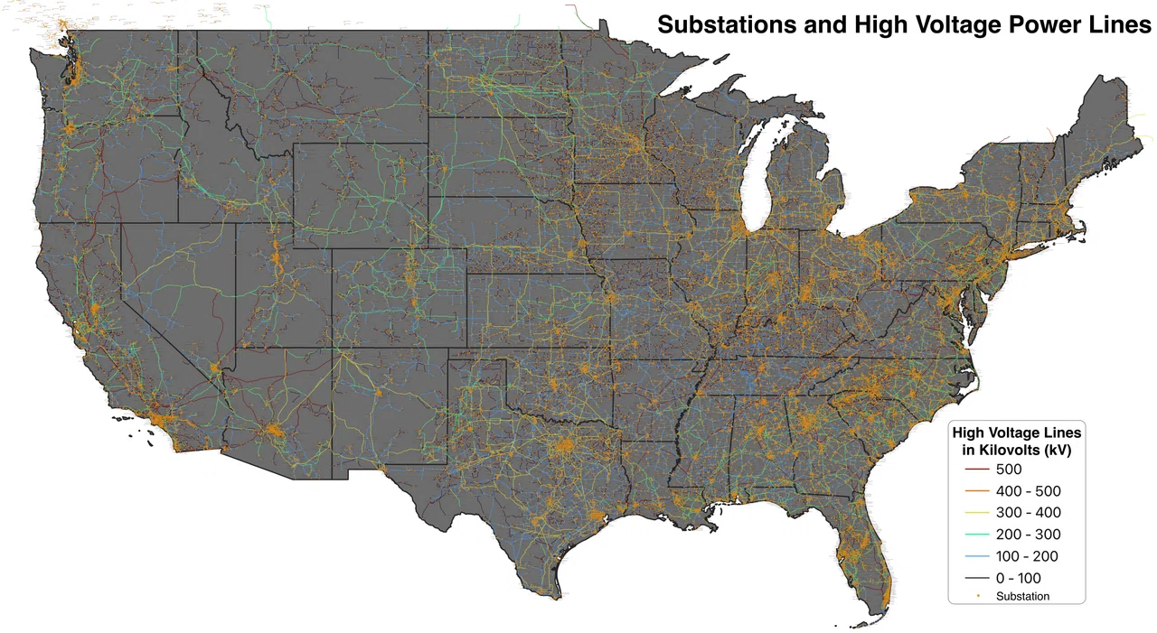 米国の変電所と高圧送電線を色分けした地図で、送電網の広がりと電圧の違いが一望できる。AIデータセンターを支える電力基盤の実像を示す。