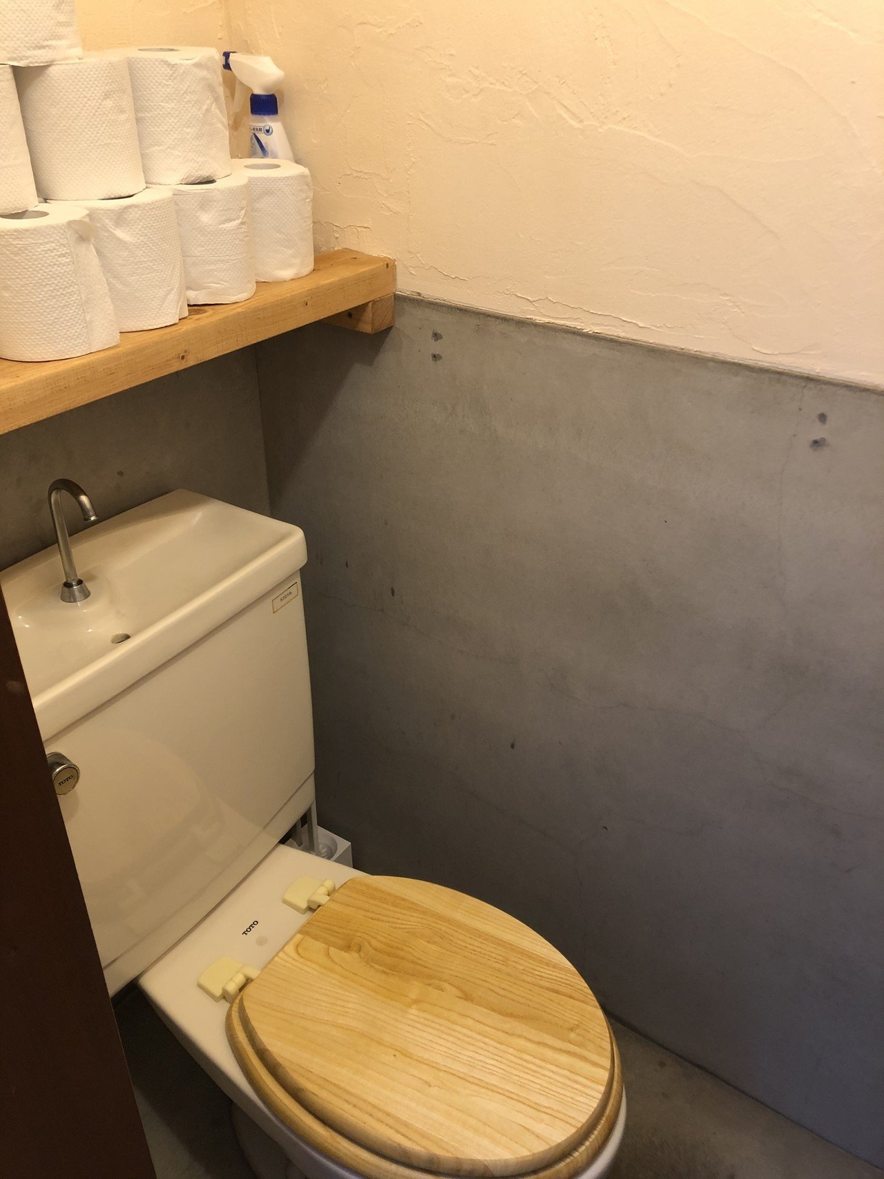 jc トイレ 一階トイレが完成〜。暗くて、入りたいくない気持ちにさせたトイレが生まれ変わりました！桜色の漆喰、マリンランプ、中学生がDIYした棚 入りたくなるトイレになりました😀｜Kazuki  watanabe
