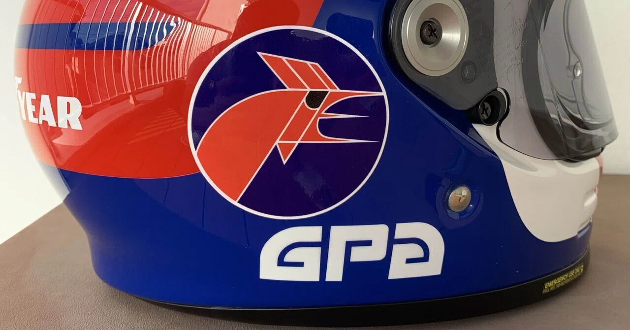 Trying to apply a sticker to the curved surface of a helmet.｜でぃ