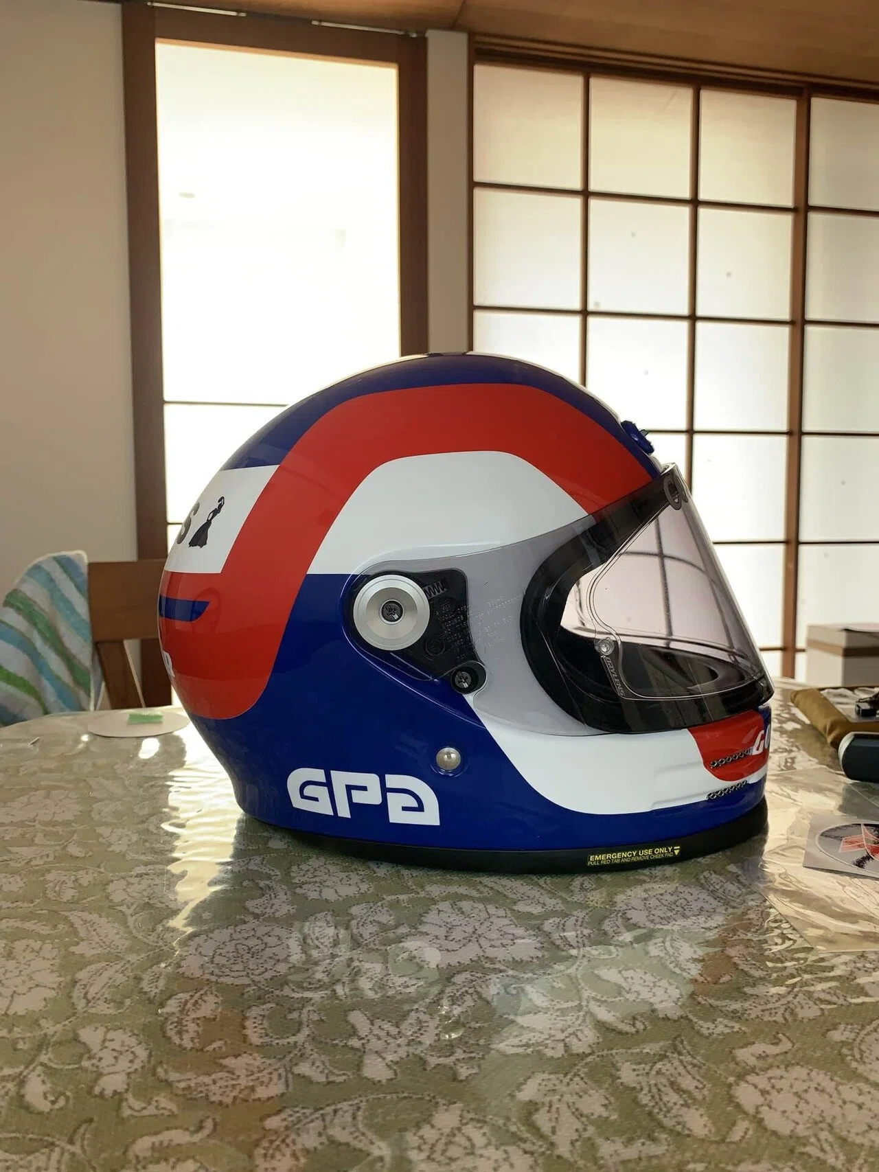 Trying to apply a sticker to the curved surface of a helmet.｜でぃ