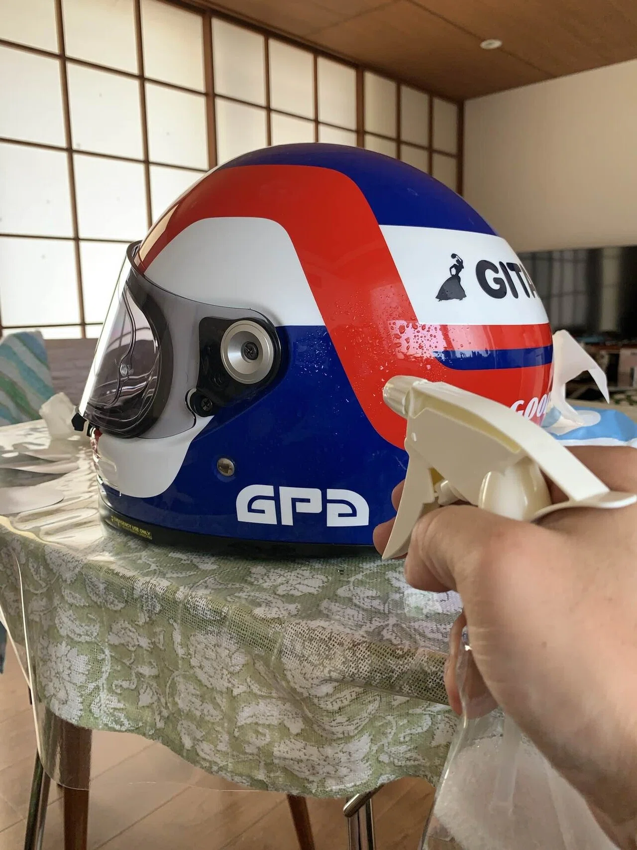 Trying to apply a sticker to the curved surface of a helmet.｜でぃ