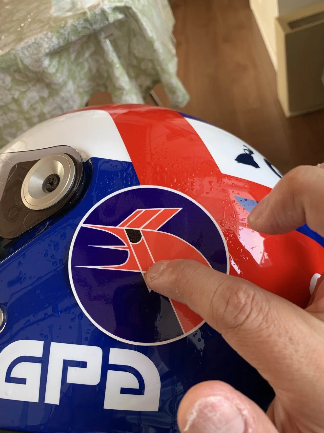 Trying to apply a sticker to the curved surface of a helmet.｜でぃ