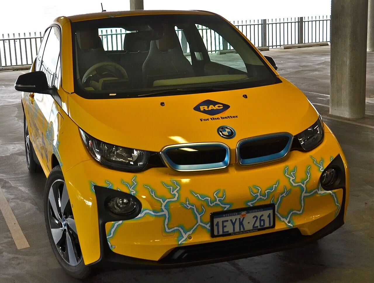オーストラリアのRACが電気自動車の普及啓発に用いた黄色のBMW i3。こうしたブランド車の露出は、EVを身近な存在へ変える取り組みの一端を示す。