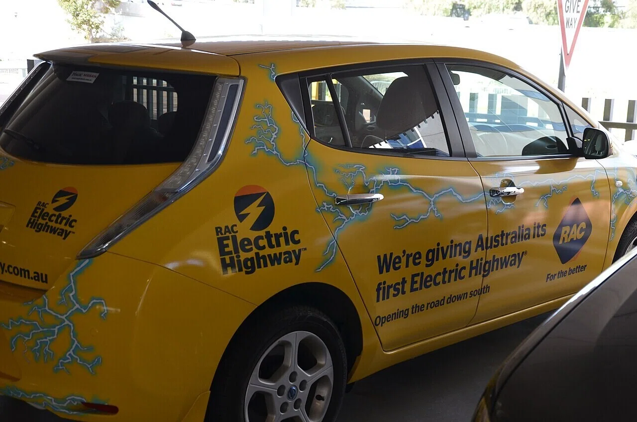 西オーストラリアのRACが「Electric Highway」啓発で使う黄色い電気自動車。EVが限られた層のものではなくなりつつある豪州市場の姿を映す。