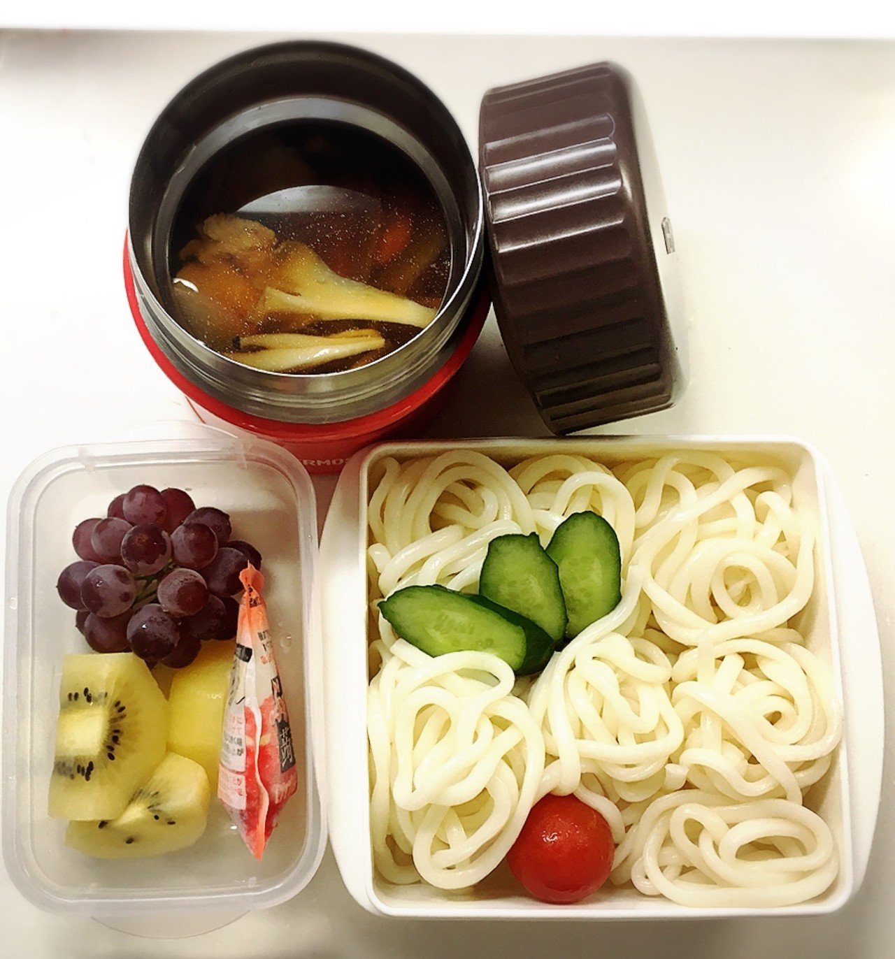 ほぼ毎日 お弁当 今日の献立 冷うどん 温かい 汁 とりささ 玉ねぎ 人参 きのこ三兄弟えのき しめじ 舞茸 わかめ 胡瓜 ミニトマ デザートはデラウェア ゴールデンキウイ からすのk Note