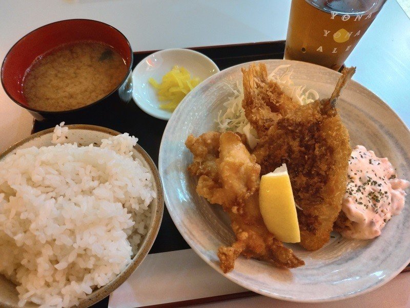 大阪駅前第3ビル地下1階芳寿飯店でお昼だけ間借り営業中のお店でお昼ご飯 屋号は未だ無いようです 通常650円のミックスフライ定食 がワンコイン500円で提供されていて ご飯大盛り無料でした Http まるぞう Note