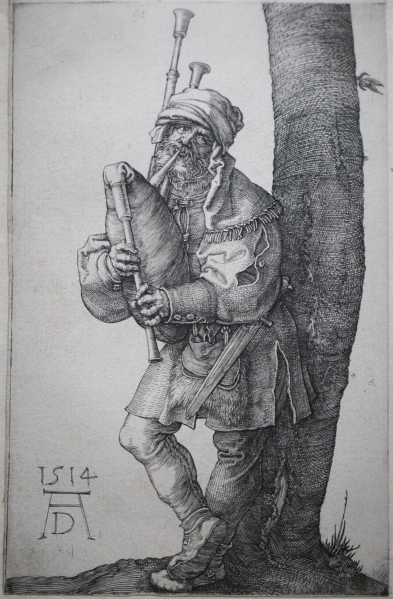 木にもたれてバグパイプを奏でる髭の男性を刻んだ1514年の銅版画。線の交差に宿る職人の手の痕跡は、五百年経ても色褪せない。