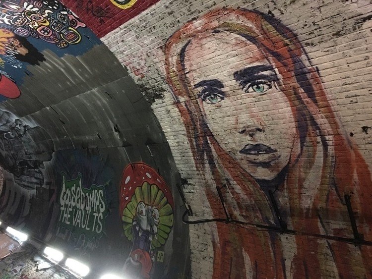 ロンドンで有名なストリートアートの聖地　Leak Street Tunnelの風景。合法で壁に絵をかいてよい場所なのでアーティストたちが絵を練習する場所として知られています。