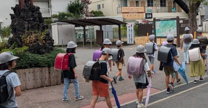 子どもたちは元気に登校(京阪私市駅より)