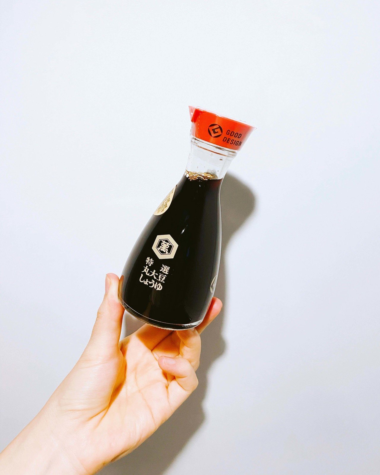 食卓の象徴じゃないか キッコーマンの醤油 渡英準備で食材を買い集めているなかで 久しぶりに見つけてうれしくて手に取る 鮮度が保てるという謳い文句の 真空ボトルは もちろんありがたいのだけど 醤油の黒 Komugico Peropero 食べることと女の人生を考える Note