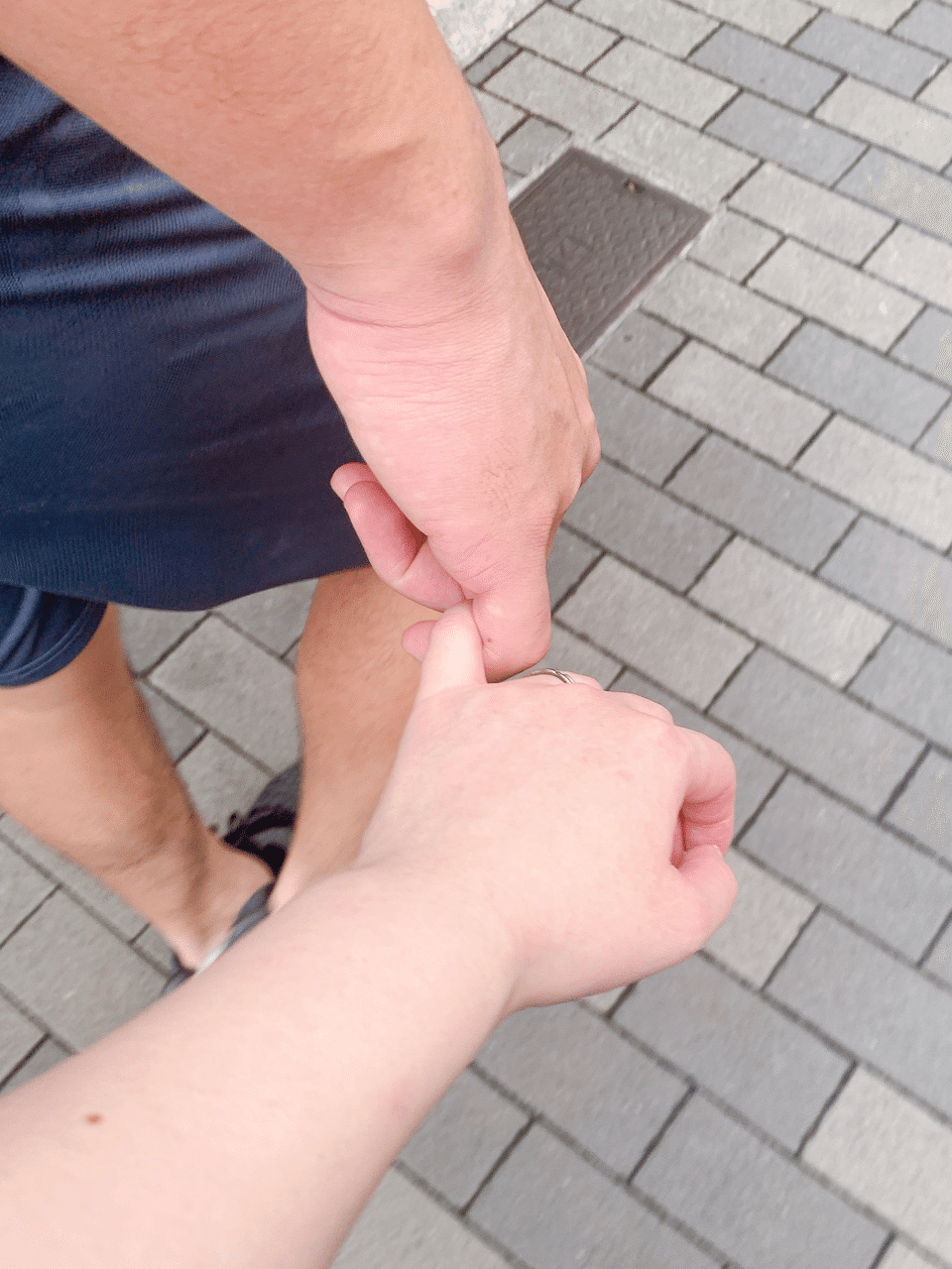 小指繋ぎの心理は？