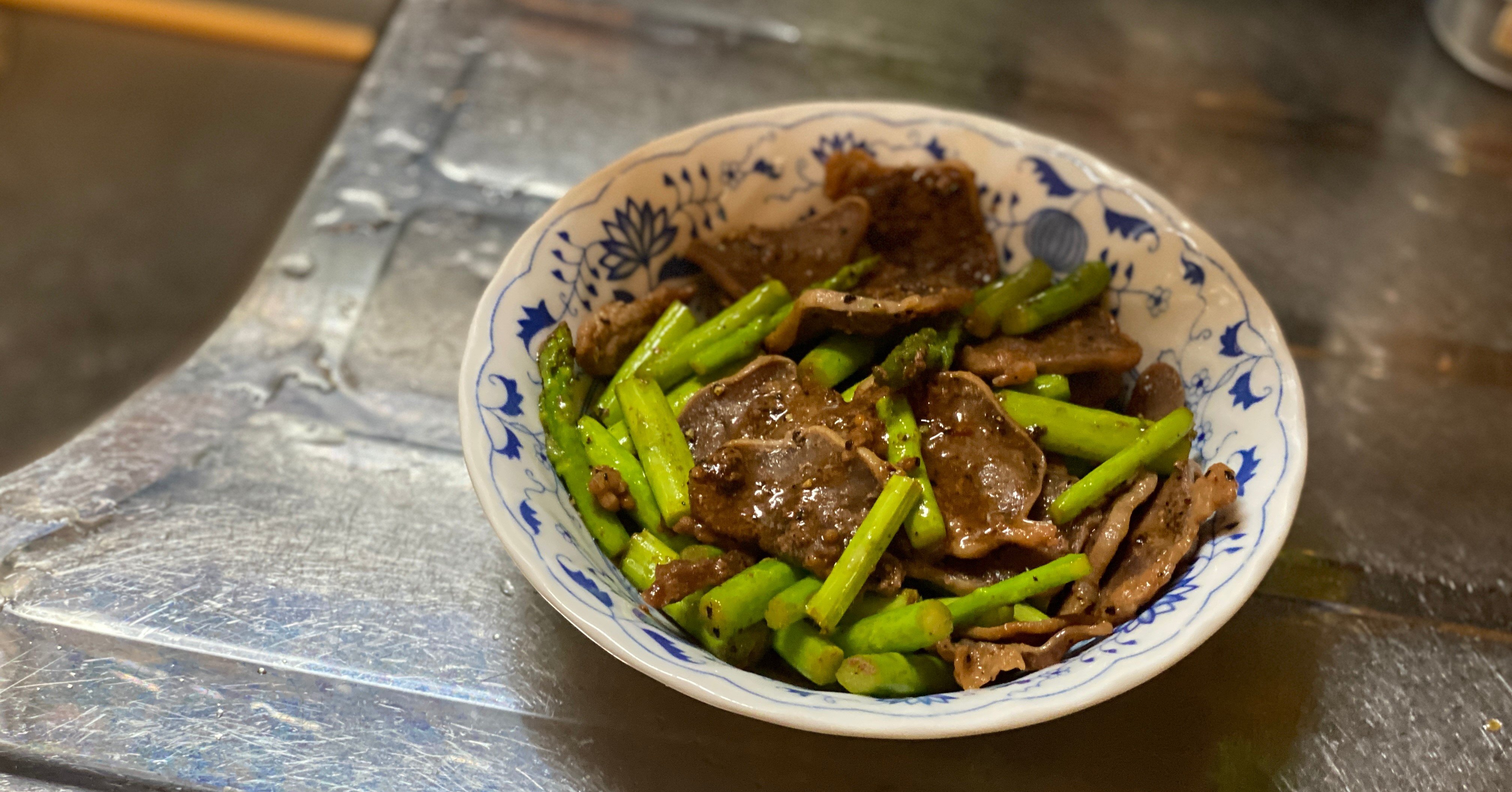 今日のごはん 豚タンのレモン焼きの味付けのついているやつ 半額だったのでそれ買ってアスパラと一緒に炒めました みくのしん Note