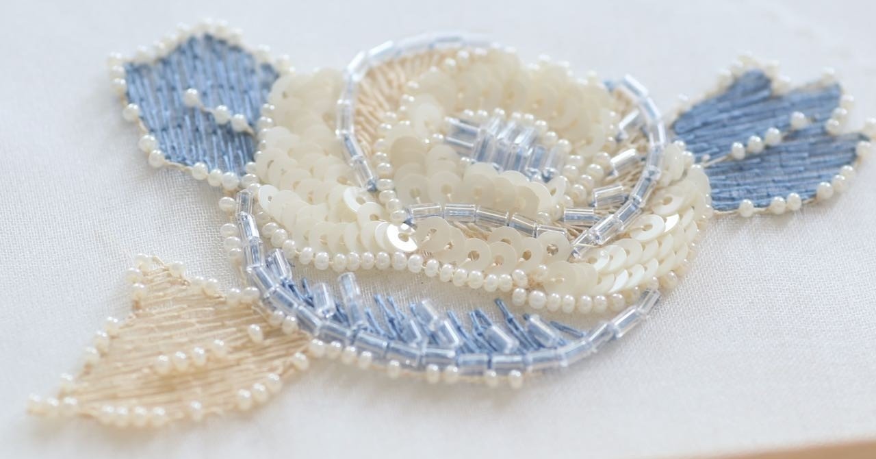 透明クリスタルと糸合わせ・リュネビル刺繍｜Belles mains