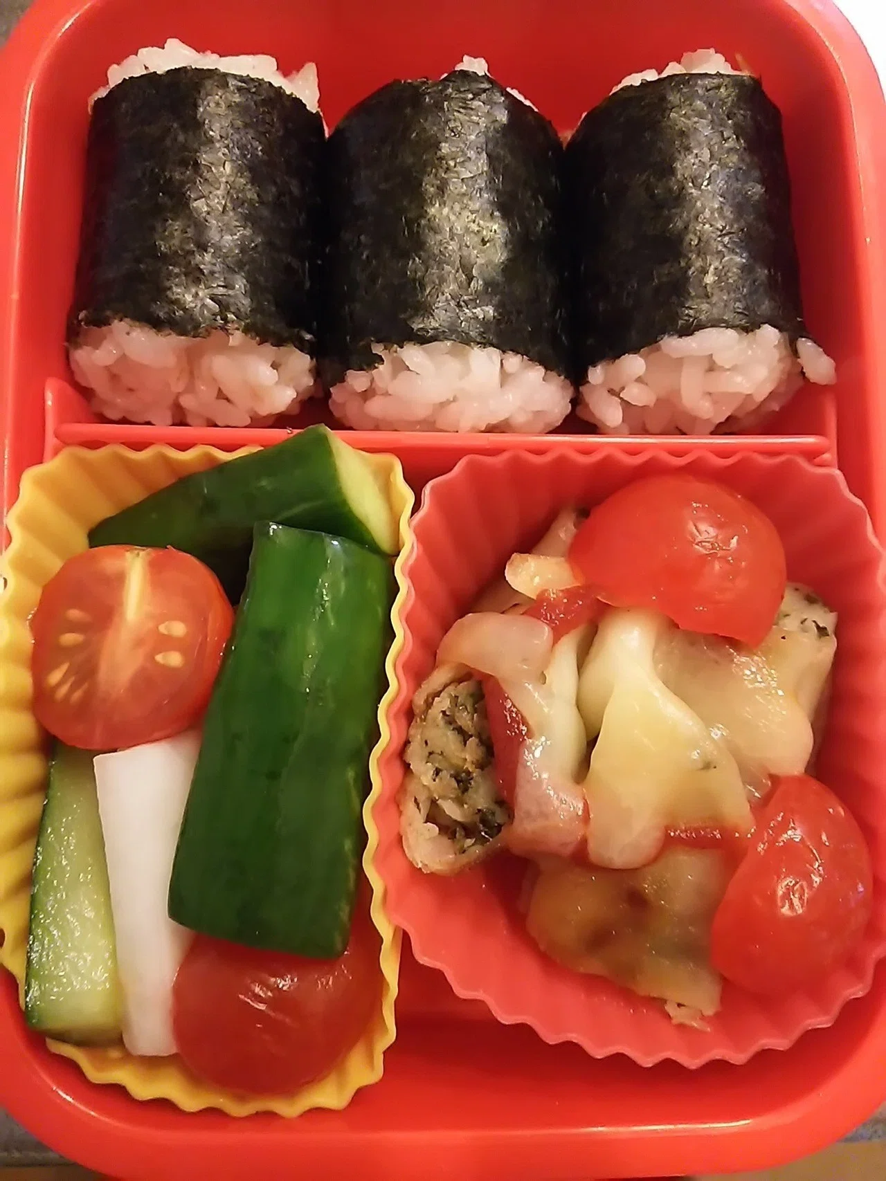 フリカケお握り 昨夜のモロヘイヤ餃子にチーズとケチャップかけてレンチンしたもの 胡瓜と大根の酢の物 プチトマト 餃子をお弁当に入れるなら揚げ餃子 が良いらしいけど お手軽にこうしてみた ニンニク強くない てんてんこ 転勤育児サイト Note