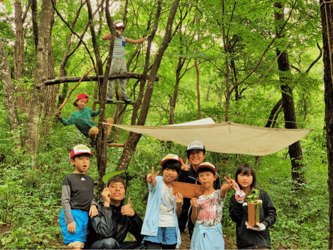 秋の秘密基地キャンプ ノコギリで木を切ったり 木と木をひもで結んだりして 森の中に秘密基地を作ろう ブランコ 木のハシゴ 屋根 みんなで設計図を作って 材料探しに森へ 夜は秘密基地で眠れ 公式 ガイア自然学校 Note 秋の秘密基地キャンプ ノコギリで木を切ったり 木と木をひもで結んだりして 森の中に秘密基地を作ろう ブランコ 木のハシゴ 屋根 みんなで設計図を作って 材料探しに森へ 夜は秘密基地で眠れ 公式 ガイア自然学校 Note