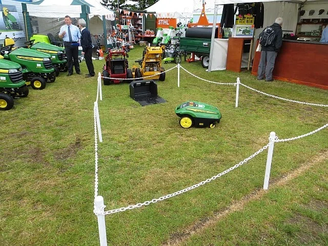 会場に並べられた自律走行型のロボット芝刈り機。環境を認識しながら走る姿は、デモで見る農業ロボットの動きを観察する練習にぴったりの題材だ。