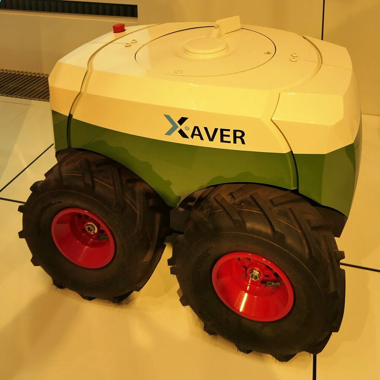 ミュンヘンのドイツ博物館に展示された種まきロボット「Xaver」。車輪つきの機体が自律的に畑を走る姿は、AIによる認識と判断の仕組みを想像する手がかりになる。