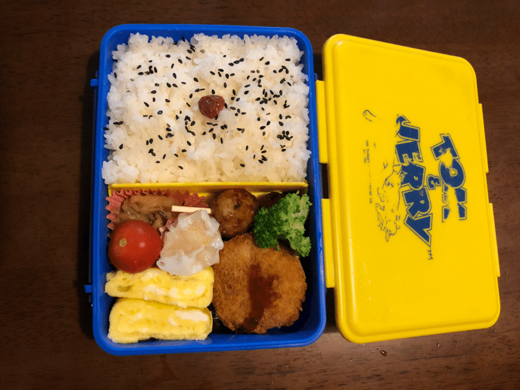 次男弁当。梅干し、切干大根煮（見えない）、プチトマト、つくね、エビシュウマイ、玉子焼き、ブロッコリー、コロッケ。雨だけど、今日と明日お仕事がんばろう。　#お弁当　#note弁当部