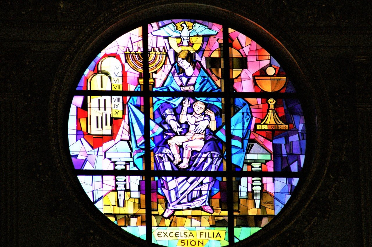 サンタ・マリア・マイオール・デ・リシュボア大聖堂 ヴィンテージ ステンドグラス 聖母サンタマリア - ステンドグラスのストックフォトや画像を