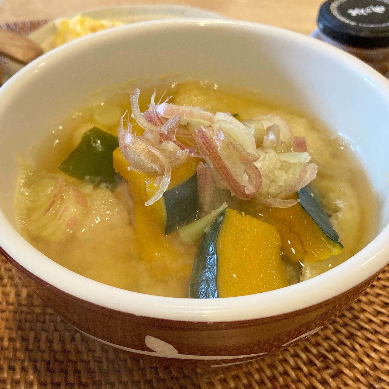 休み 今日のお味噌汁はかぼちゃと揚げとわかめと茗荷 世界の哲学者に人生相談 の録画を見ながら食べてて テーマが合わない人と付き合う方法 思うところがありすぎて箸が止まってしまった 休みの日に考えてはい Miko Note