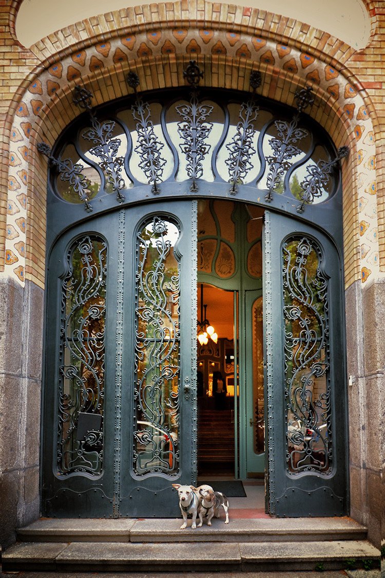 ブダペストの街歩きの愉しみのひとつ。それは様々な扉に出会うこと。今日はこんな豪華な扉に圧倒されました。デカかった。